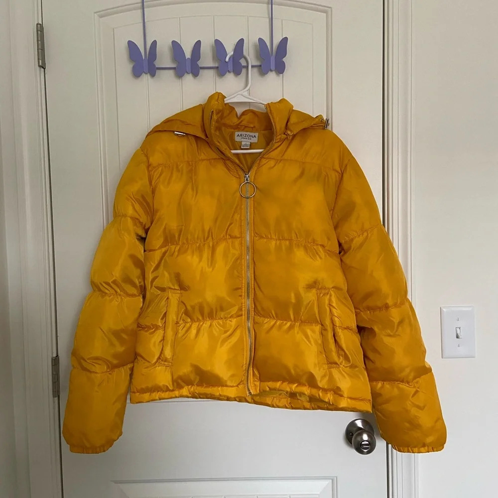 Arizona Jean Co. Women’s yellow slightly cropped‎ puffer jacket — large